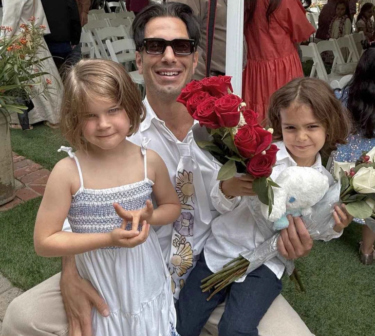 Ексчоловік Рікі Мартіна показав нові фото їхніх доньки й сина: на кого схожі малі