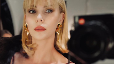 Шарліз Терон у кетс'юті з сітки продемонструвала довжелезні ноги на кінопрем'єрі. Фото