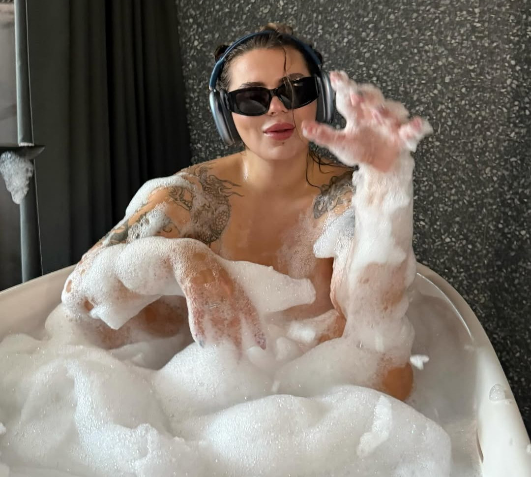 Оголена Заріцька поніжилася в пінній ванні для звабних фото