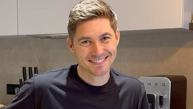 Маленький хлопчик Вова пишається тобою: дружина Остапчука стильними фото та солодким презентом привітала його з 41-річчям