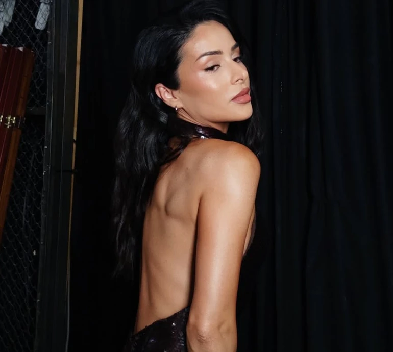 Огнєвіч у блискучій сукні похвалилася формами на ефектних фото