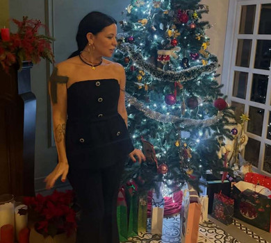 Горова на святкових фото показалася в обіймах 17-річного сина