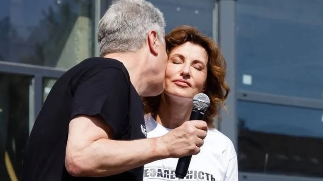 Love is...: Порошенко привітав Марину з Днем закоханих валентинками у вигляді фантиків із жувальної гумки