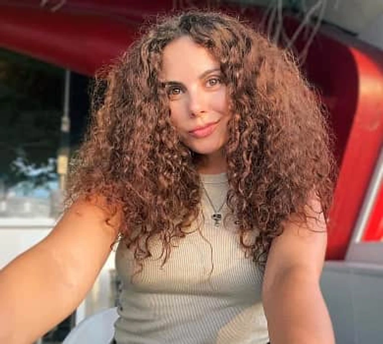 Каменських на селі в мами прикрасила себе власноруч сплетеним віночком. ФОТО