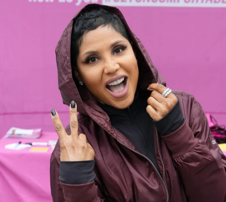 Тоні Брекстон на честь свого 56-річчя посвітила голими принадами з-під халату