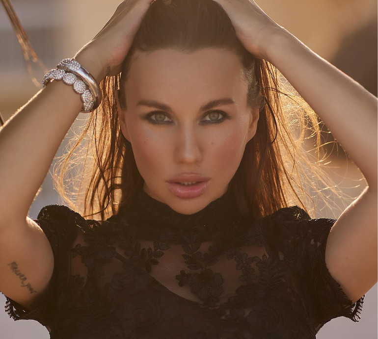 Варлей без мейку показала вакуумний масаж шиї і зони декольте