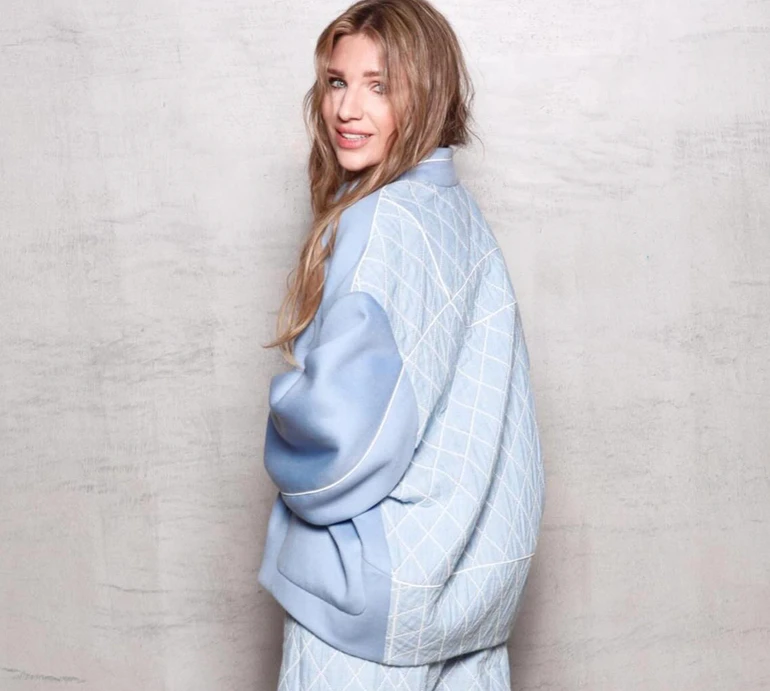 Сільченко на 40-річчя показалася зі спущеними штанами  та розповіла, до чого закликає її чоловіча енергія