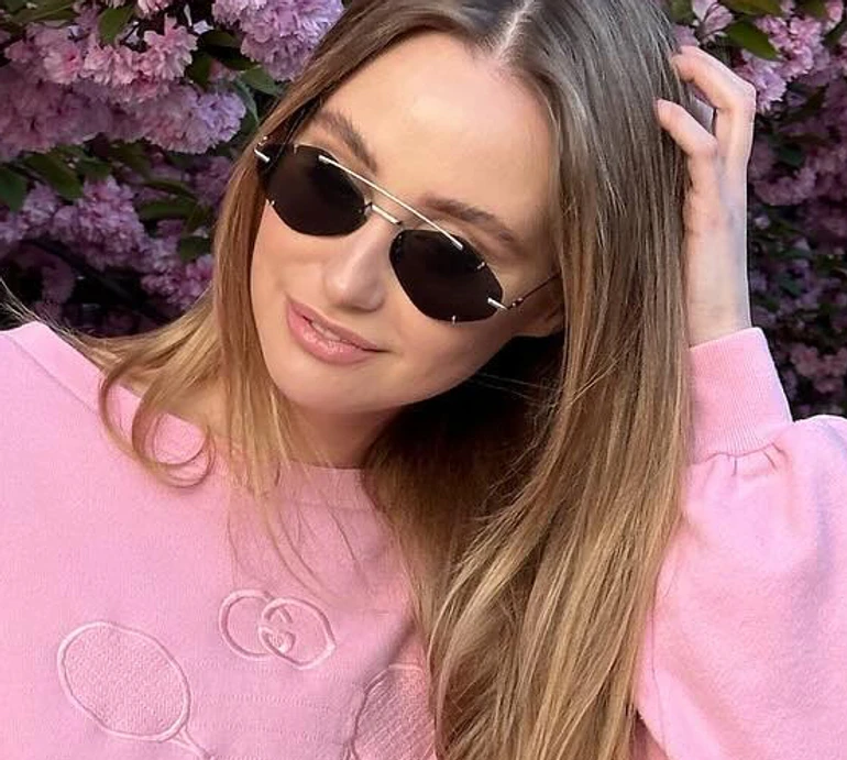 Ексдружина Тищенка у світшоті за $1200 покружляла на тлі сакур в Ужгороді. Фото