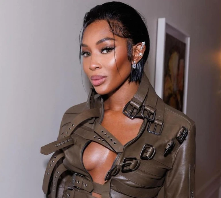 54-річна Кемпбелл у бікіні потанцювала на яхті з друзями. Фото