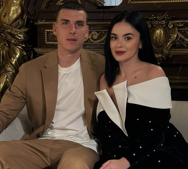 Лунін із дружиною в однаковому денімі попозували на іспанських вулицях. Фото