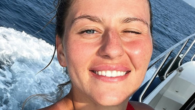 Костюк у яскравому бікіні посвітила тілом на яхті у Франції з волохатим другом