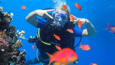 Мої нові горизонти: Камалія з аквалангом під водою наробила фото з яскравими рибками. Відео