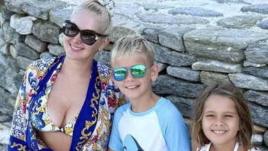 Бужинська на відпочинку в Греції похизувалася тілом у квітчастому купальнику та наробила фото з молодшими дітьми