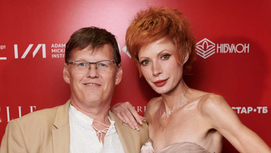 Голоплеча Лебідь у романтичному пудровому максі з'явилася з Розенком на хіднику кінофесту. Фото