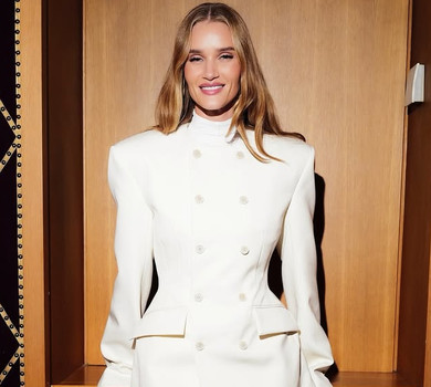 Паризький шик: наречена Стейтема у кремовому екстраміні посвітила модельною фігурою на презентації власної колекції. Фото