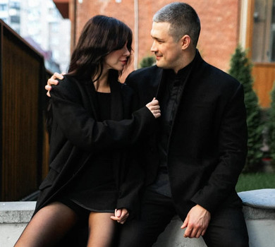 Дякую, що витримуєш мене: Федоров на річницю шлюбу пригорнув дружину для цілунку та романтичних фото