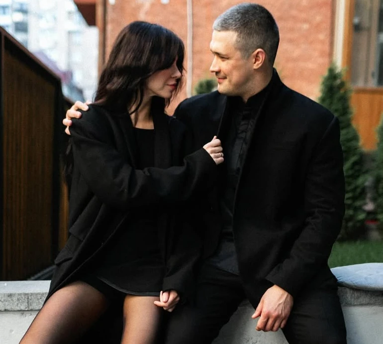 Дякую, що витримуєш мене: Федоров на річницю шлюбу пригорнув дружину для цілунку та романтичних фото