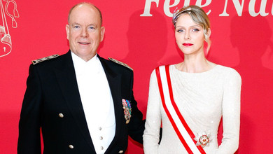 Сукня з блискітками та весільна тіара: ошатна княгиня Шарлін із чоловіком відвідала концерт з нагоди Дня Монако. Фото