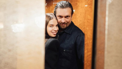 Усик пригорнув дружину у сукні-піджаку для романтичного фото в ліфті