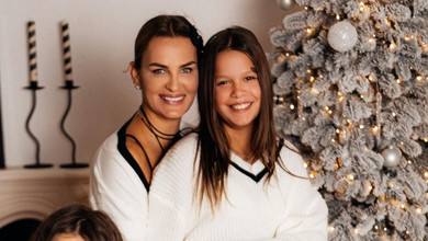 Ексдружина Пятова з трьома дочками і сином попозували в чорно-білих луках для новорічних фото