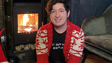 Третя доба без світла: Шуров показав, як із сокирою готувався до порятунку музичних інструментів від замерзання