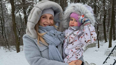 Ребрик показала молодшу доню на санчатах із додатковим пасажиром