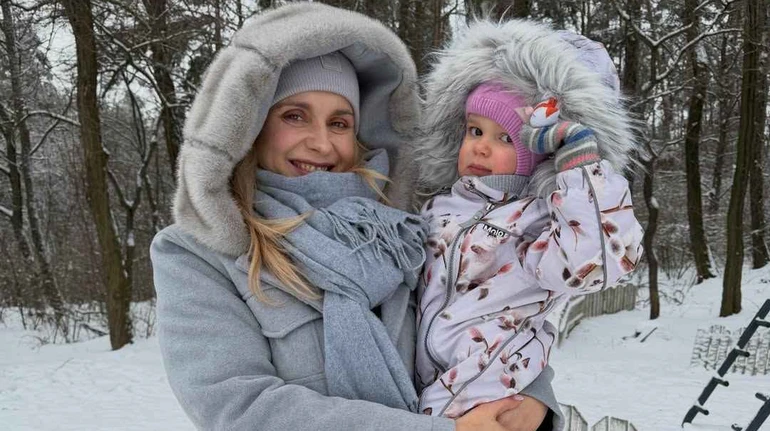 Ребрик показала молодшу доню на санчатах із додатковим пасажиром