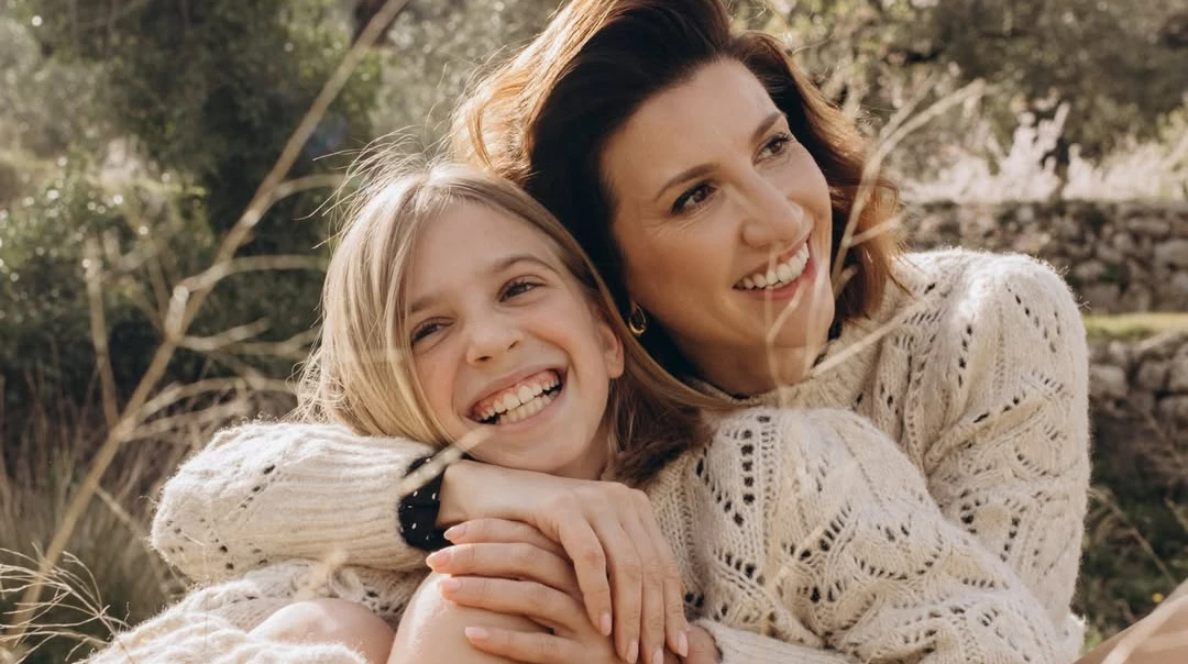 Вчу тебе, як іноземну мову: Луценко з 9-річною донькою полежала в ромашках у затишних луках. Фото