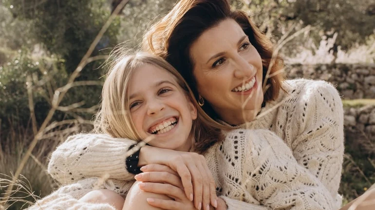 Вчу тебе, як іноземну мову: Луценко з 9-річною донькою полежала в ромашках у затишних луках. Фото