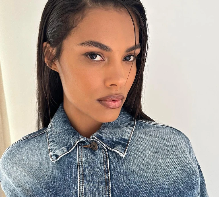 Краватка, блейзер і фактурне міні: Кунакі блиснула ніжками для модних ФОТО