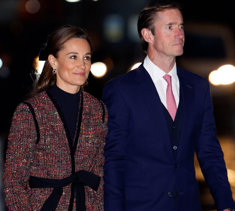 Сестра та мама Міддлтон вигуляли на різдвяний концерт твідово-оксамитові луки з брюками. ФОТО