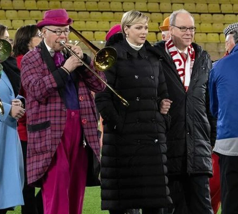 Княгиня Монако в тепленькому монохромі за $4 тисячі покопала м'яча на стадіоні