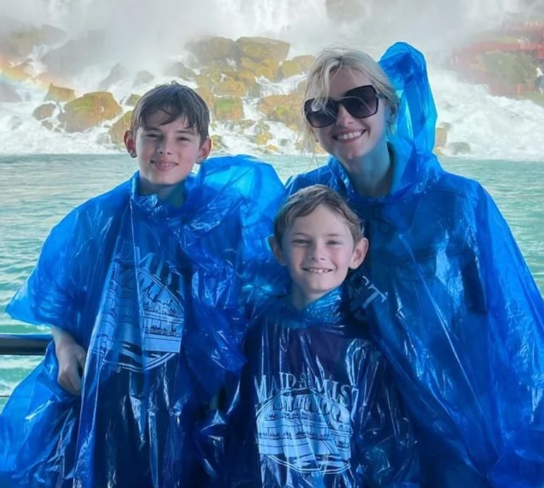 Учила про нього на уроках географії: радісна Федишин у дощовику показалася з чоловіком і синами на Ніагарському водоспаді