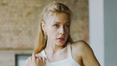 Не йогою єдиною: Кароль у обтислому спортлуці показала, як працює зі штангою. Відео