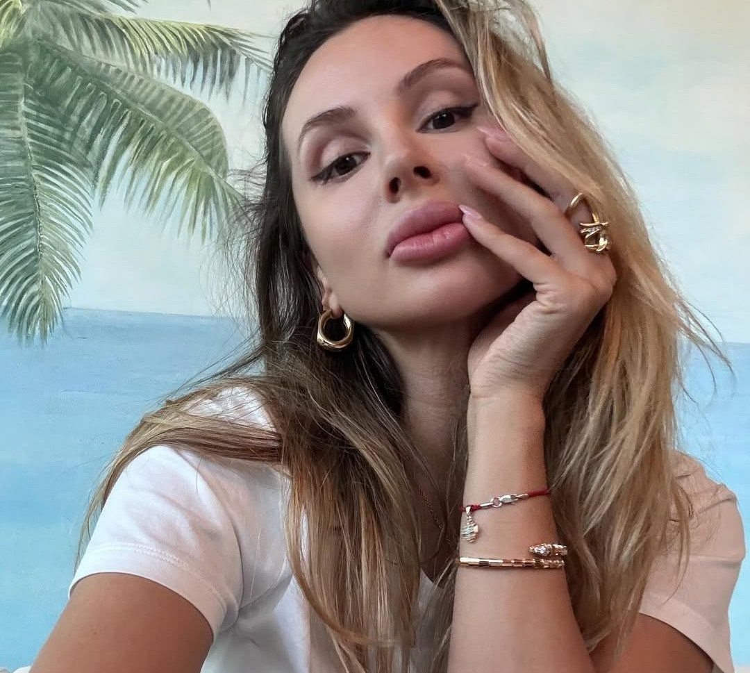 Лобода топлес, але в чоботях повигиналася для фото під пальмами