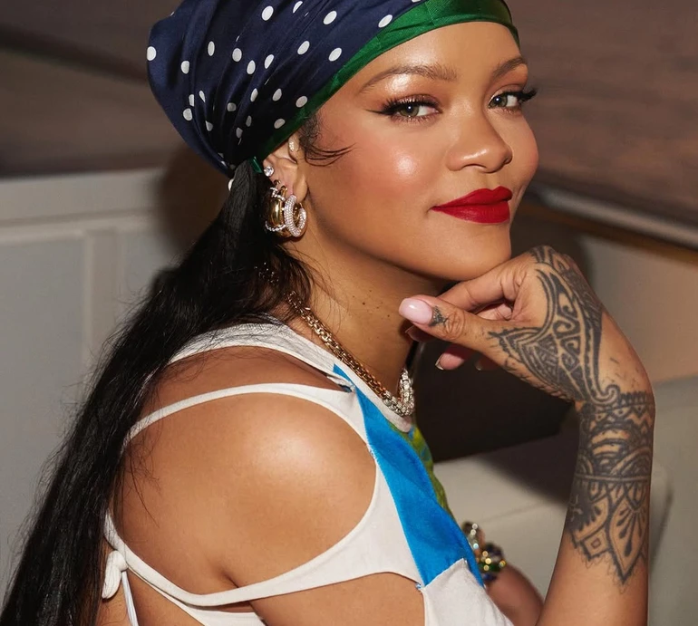 Вагітна Ріанна у розкішній сукні попозувала на хіднику з обома синами. Фото