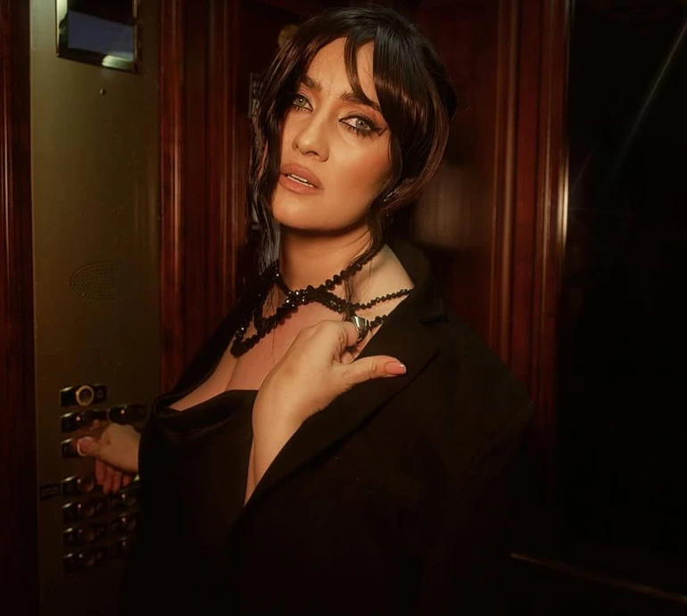 Вітвіцька у декольтованій атласній сукні та з новою зачіскою ефектно попозувала в ліфті. Фото