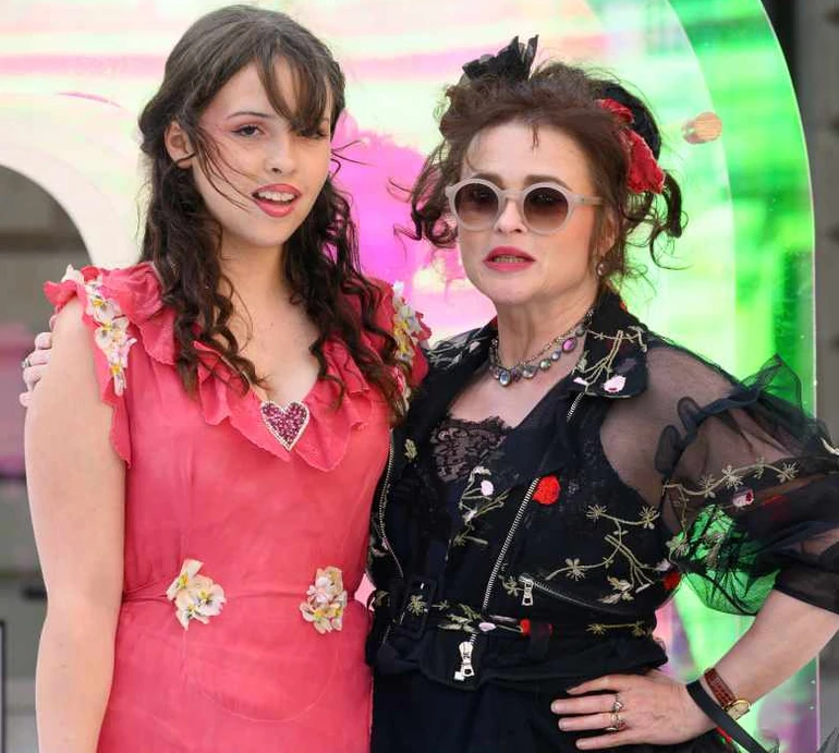 17-річна донька Бертона і Бонем Картер дебютувала в модному кампейні разом із мамою. Фото