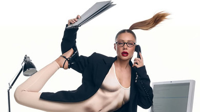 Кароль в комбінезоні з імітацією тіла вразила йога-асанами на офісному столі. Фото