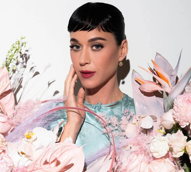 Кеті Перрі в міні зазнімкувалася з Трюдо і його японським ексколегою на тлі ялинки