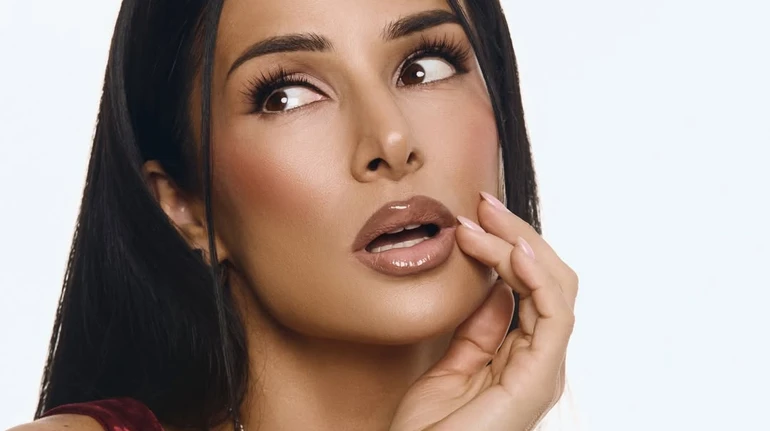 Огнєвіч попозувала у корсетному міні та колготках в сіточку і зізналася, чи планує робити пластику. Фото