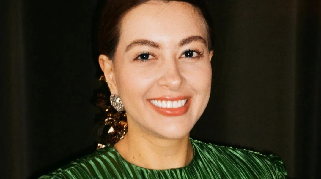 Раміна на йозі похвалилася стійкою на голові та в лазні заселфилася у бікіні