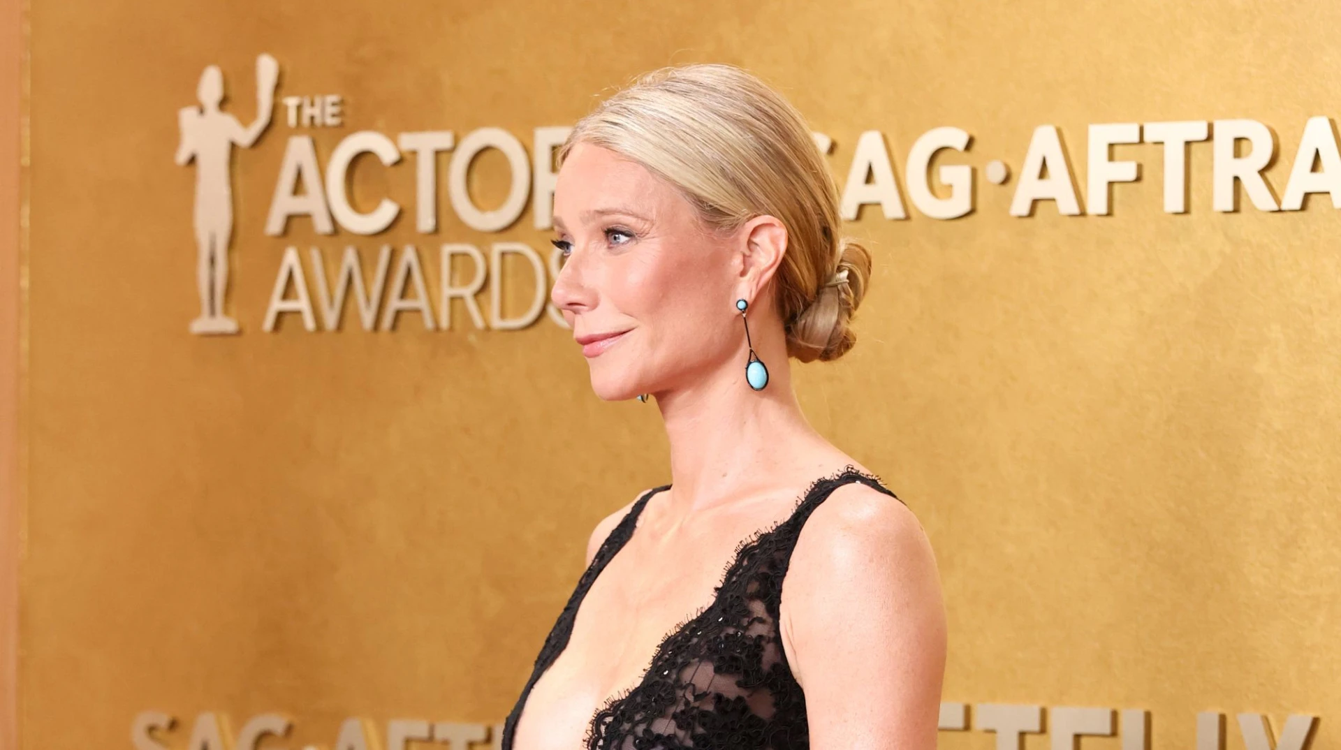 У кого глибше: Пелтроу, Ортега та Белл на премії SAG Awards влаштували парад бездонних декольте