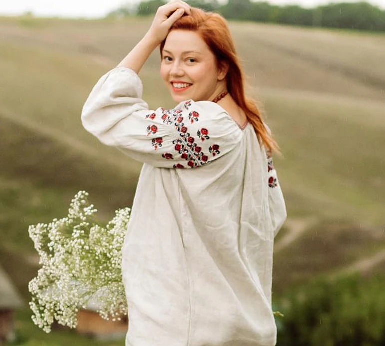 Вагітна Шкрум у вишиванці та волохатих капцях показалася на природі з чоловіком і козами