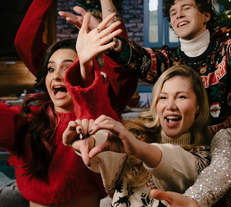 Огнєвіч, Омаргалієва, Демчук та Позитив затишно заспівали про Святого Миколая. ВІДЕО