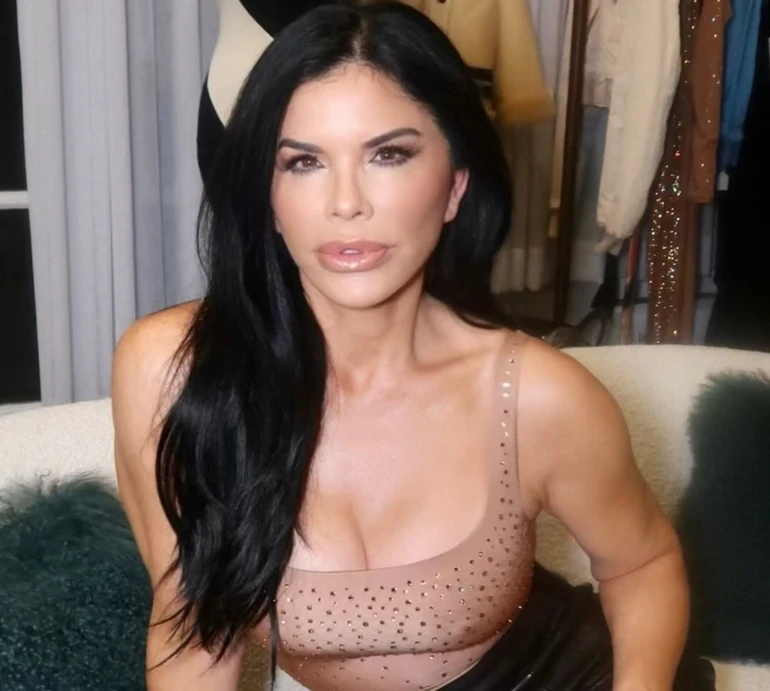 54-річна наречена Безоса в шортах та кроптопі похизувалася тренованими тілом. ФОТО