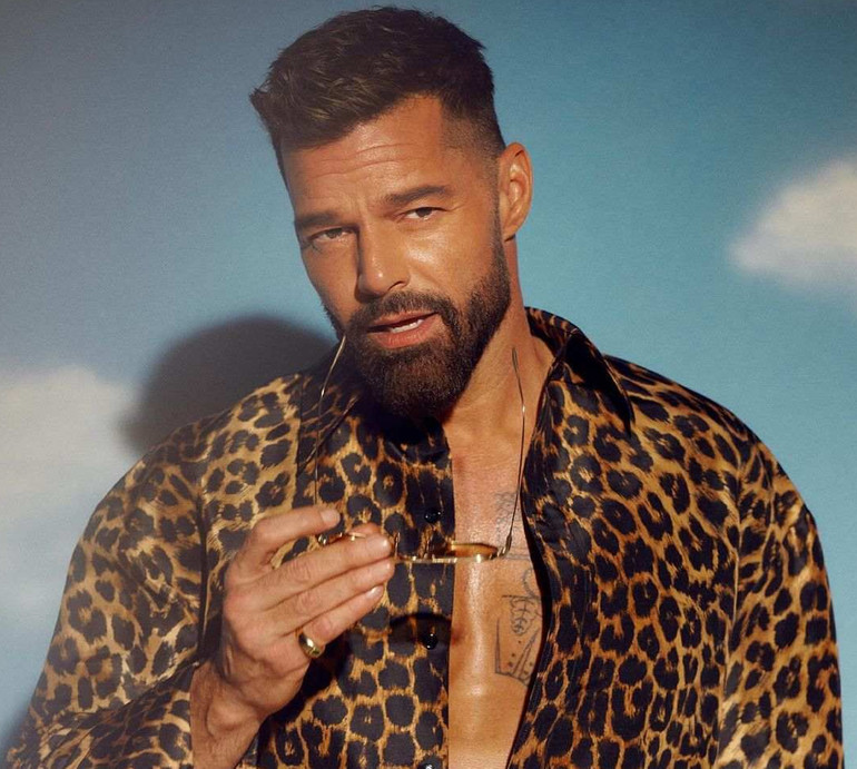 52-річний Рікі Мартін для глянцю посвітив торсом у мокрій сорочці та назвав частину тіла, яку цілував би годинами