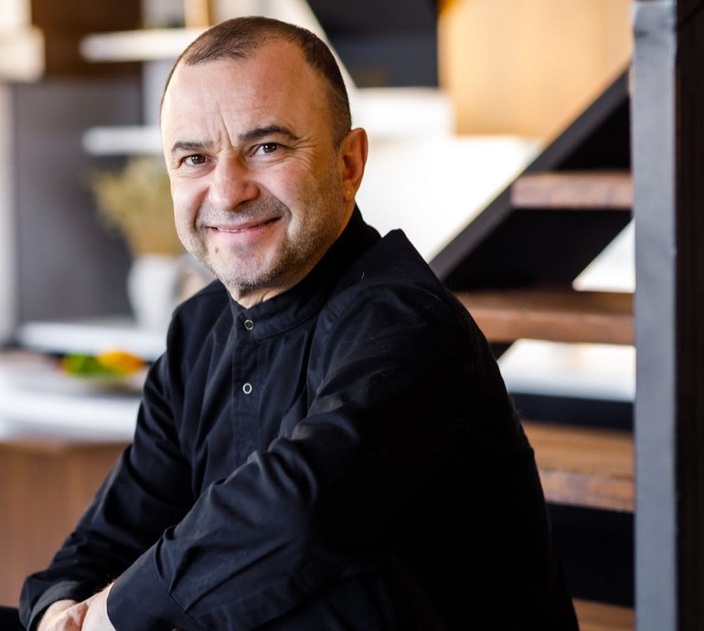 Без рук: як Павлік дівчатам обіймати себе для фото не давав. Кумедне відео