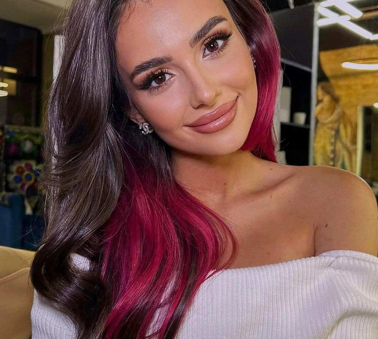 Страшно, капець: Трінчер у салоні краси попрощалася з рожевими пасмами та показала процес перетворення. Відео