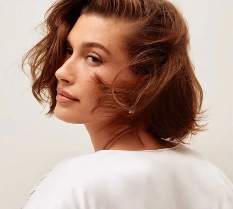 Хейлі Бібер у мереживі та шовку посвітила стрункою фігурою для кампейну спіднього. Фото